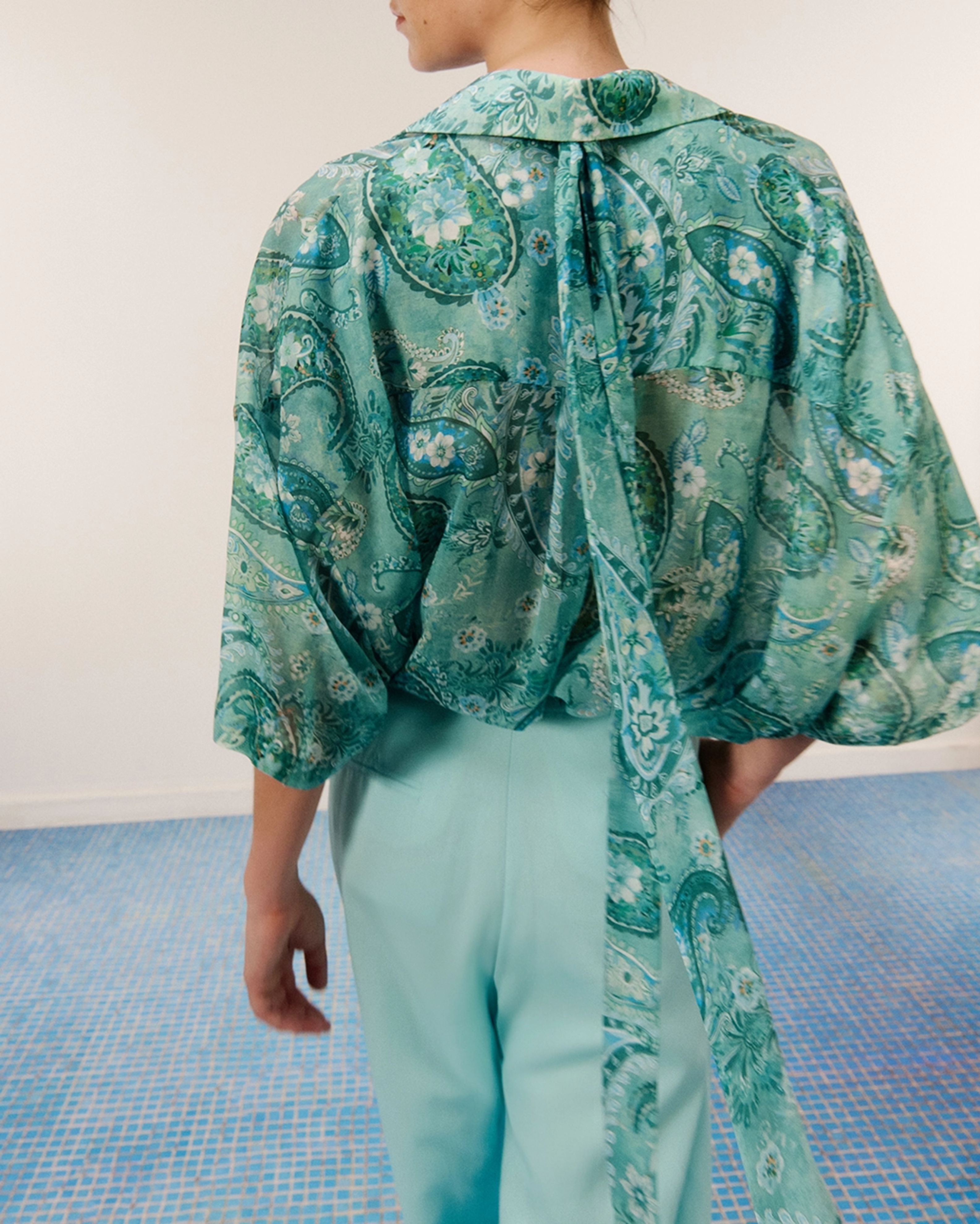Picture of TURQUOISE PAISLEY SHORT-SLEEVE OS SHIRT