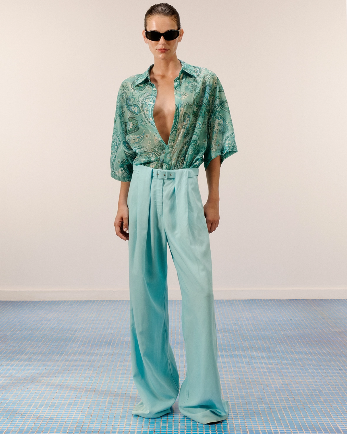 Picture of TURQUOISE PAISLEY SHORT-SLEEVE OS SHIRT